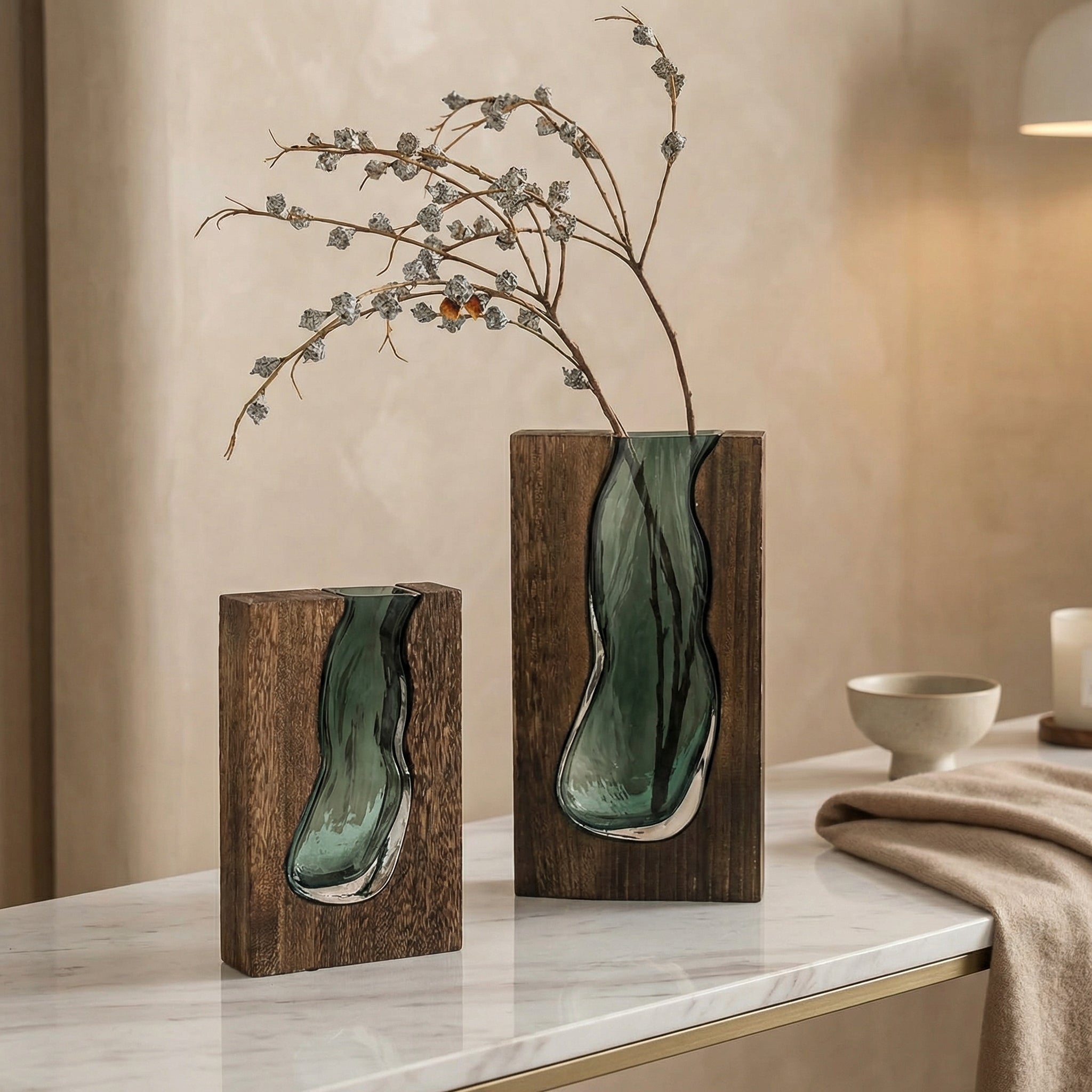 Glazen vaas met natuurlijke houtrand live edge stijl Scandinavisch design decoratief voor bloemen | Sansoti