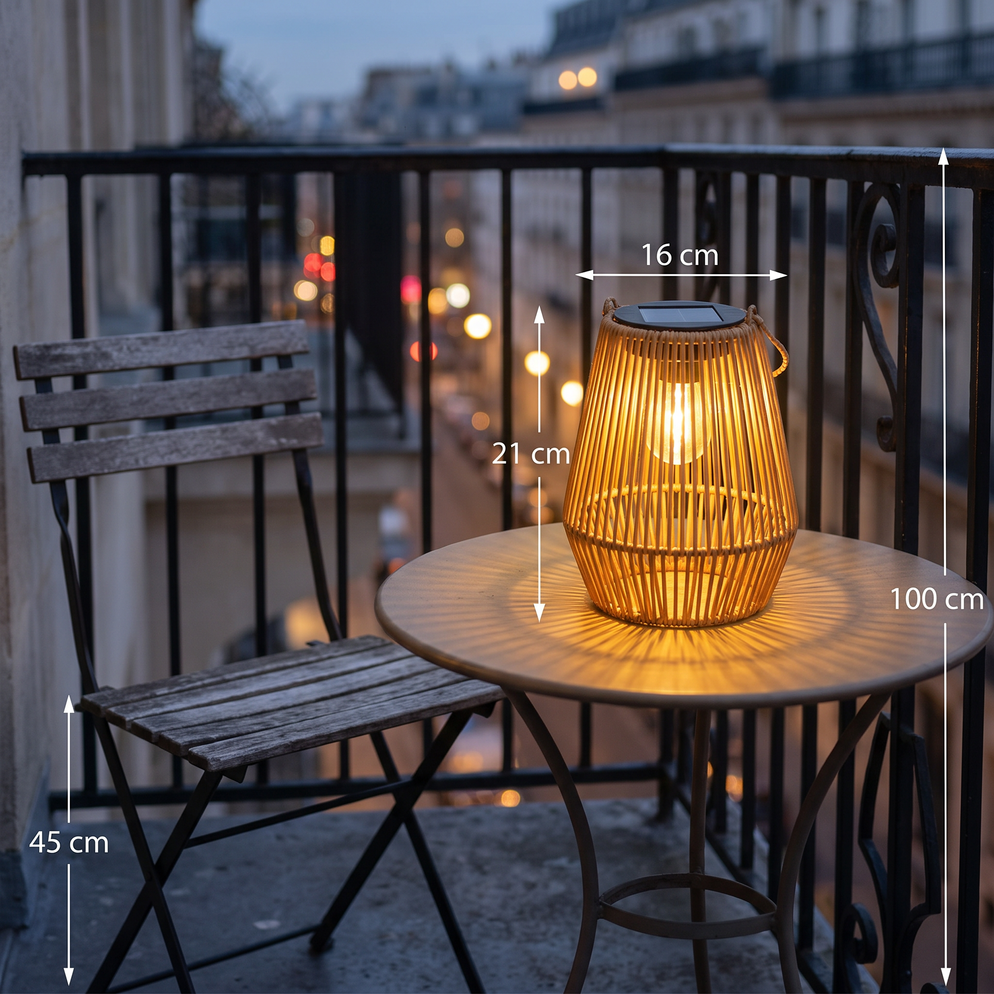 Solar lantaarn rotan op een balkon