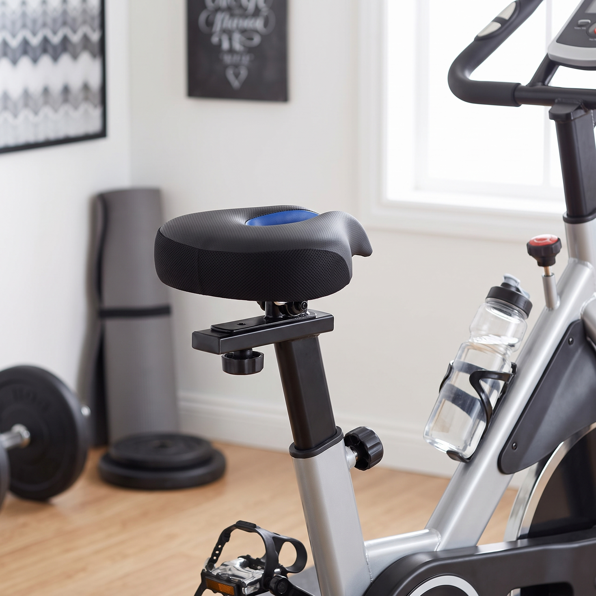 Neusloos zadel op een hometrainer | Sansoti