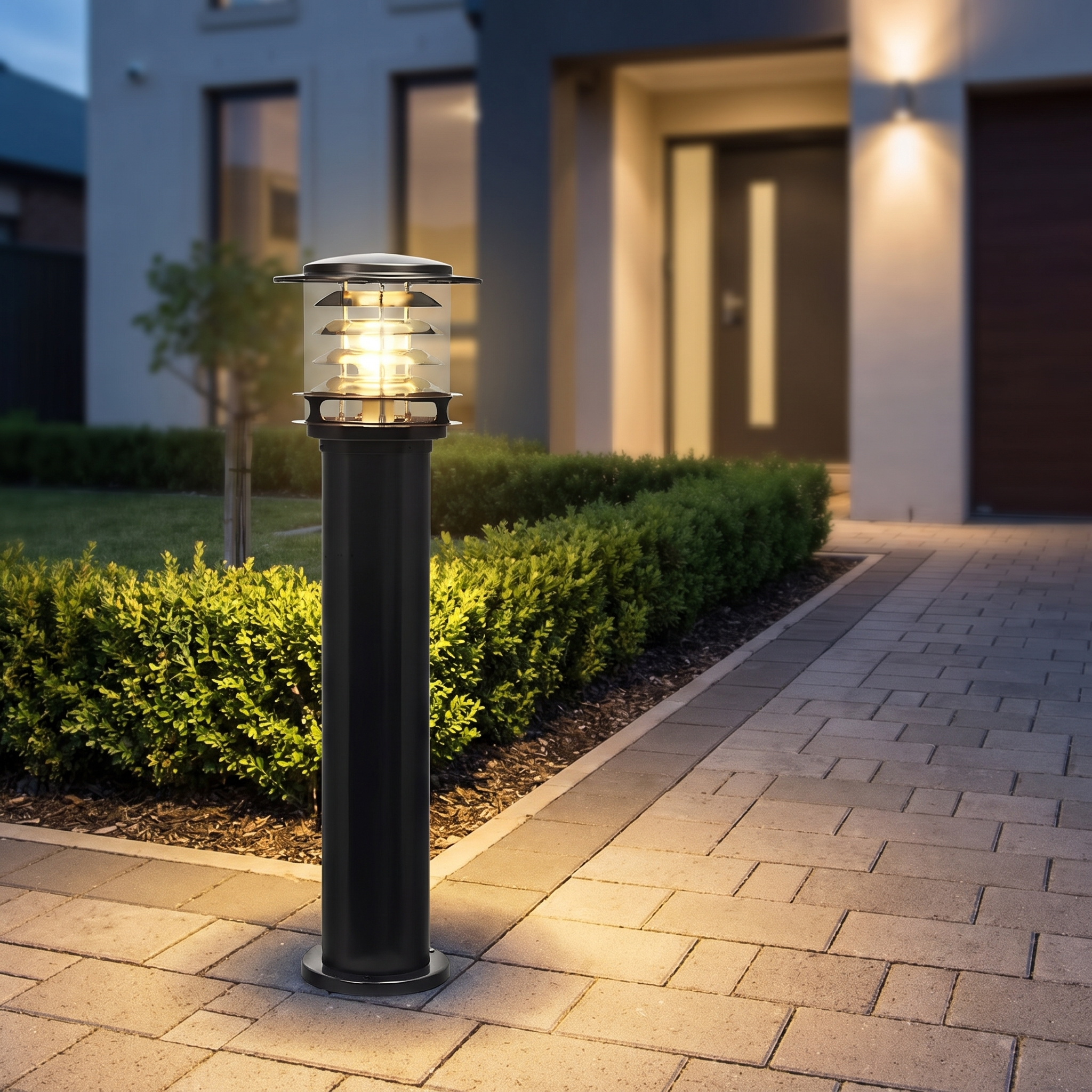 Solar staande buitenlamp cilinder op oprit bij schemer