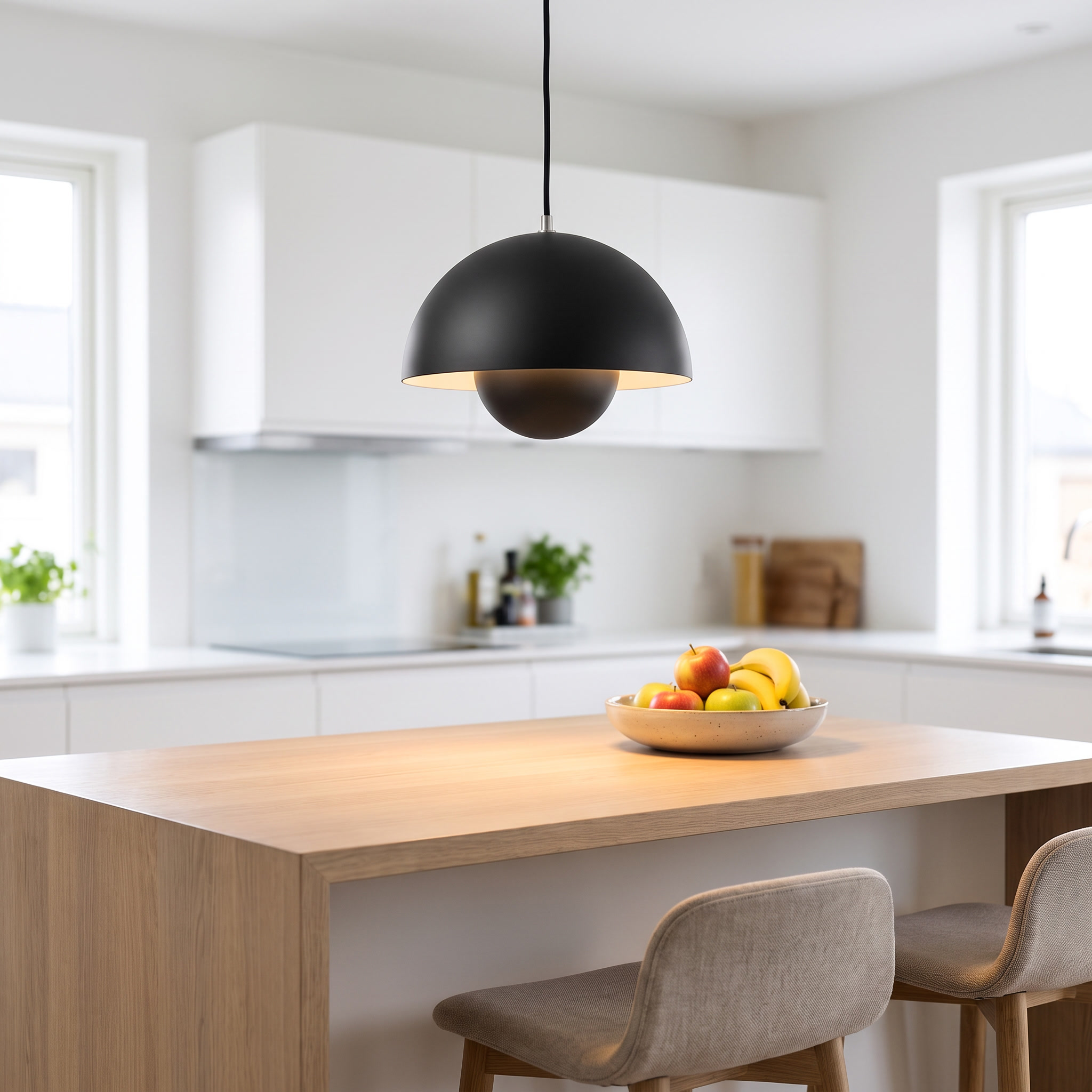 Bloempot hanglamp warm licht boven kookeiland