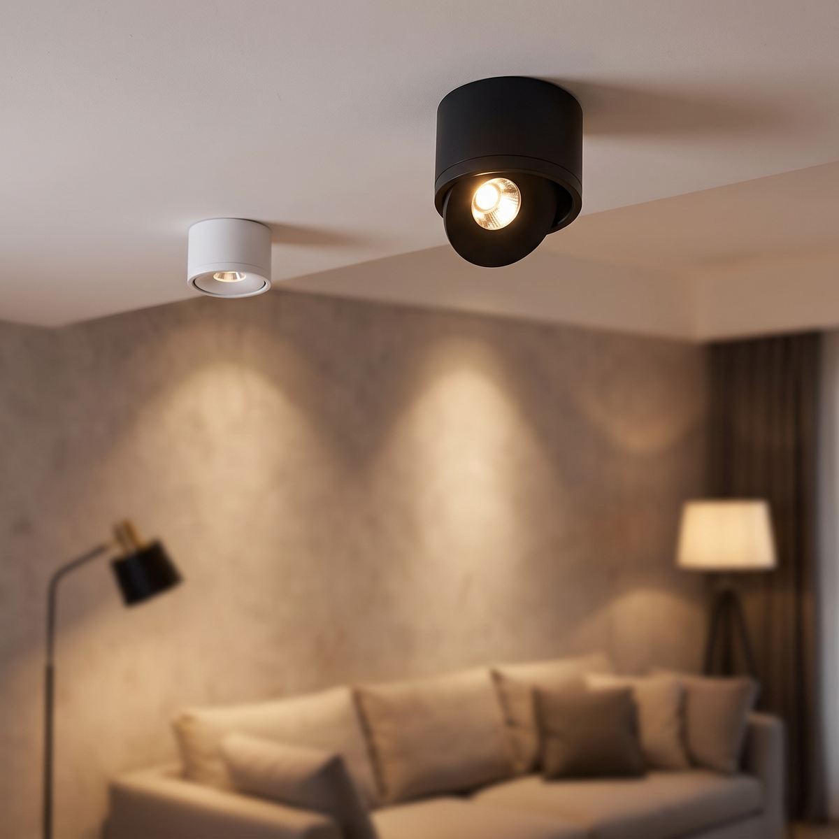 Dimbare zwarte plafondspot met warme lichtbundel op een wand