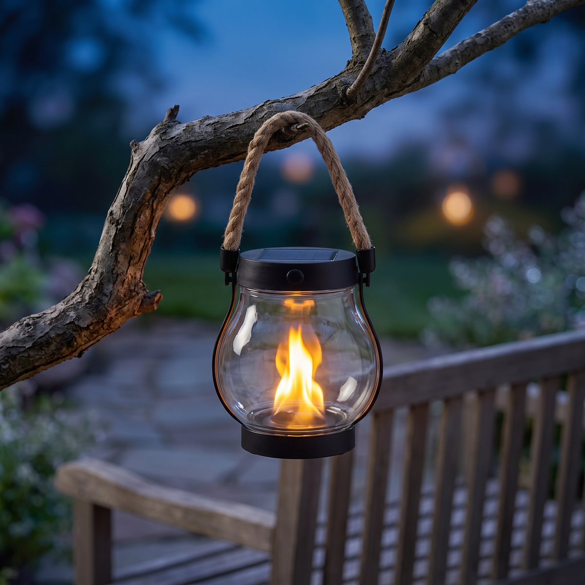 Solar hanglantaarn aan een tak boven een tuinbank in de schemering