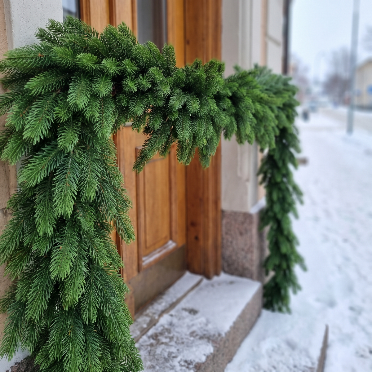 Kerstslinger 270 cm langs de voordeurlijst buiten
