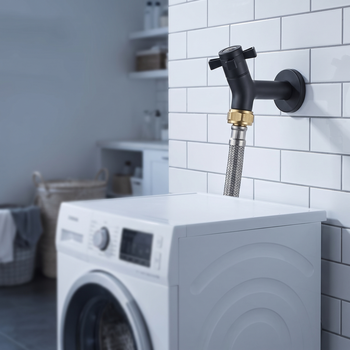 Wasmachinekraan met inlaatslang boven een wasmachine