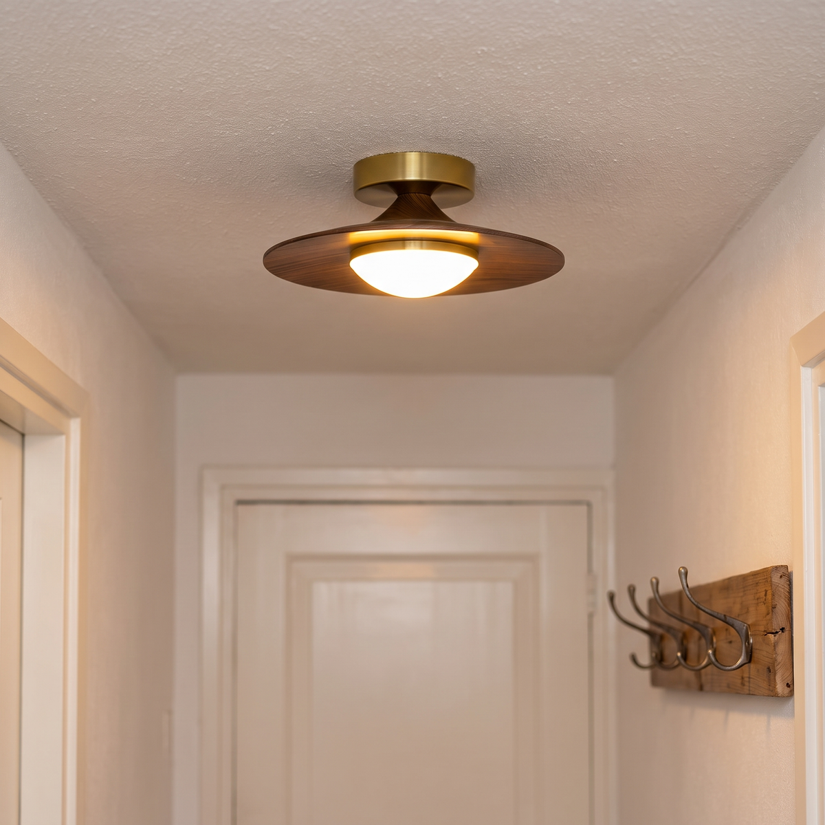 Opbouw plafondlamp 23,9 cm tegen een laag plafond in een hal