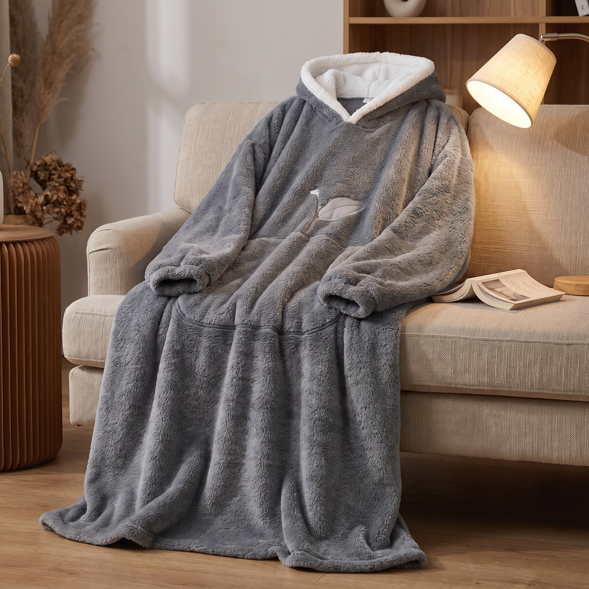 Fleece deken met mouwen over een fauteuil