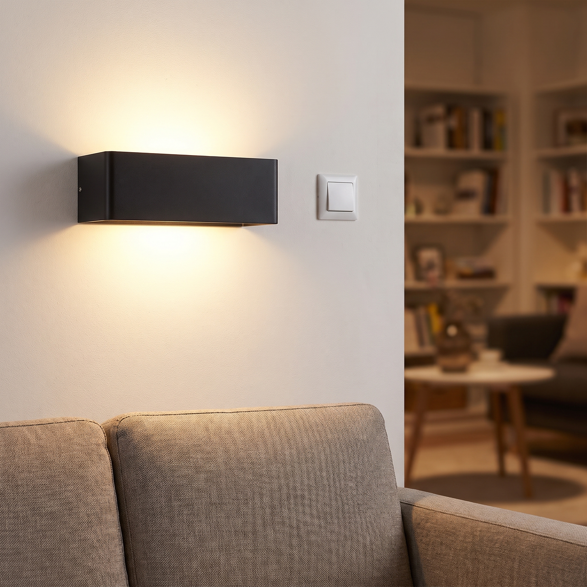 Vierkante wandlamp aluminium 30 cm in woonkamer