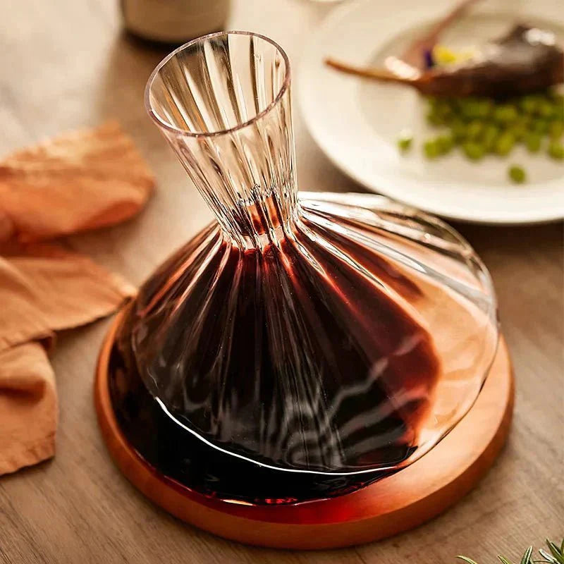 Rotierende Weinkaraffe aus Glas mit Holzfuß zum Belüften von Rotwein | Restfield