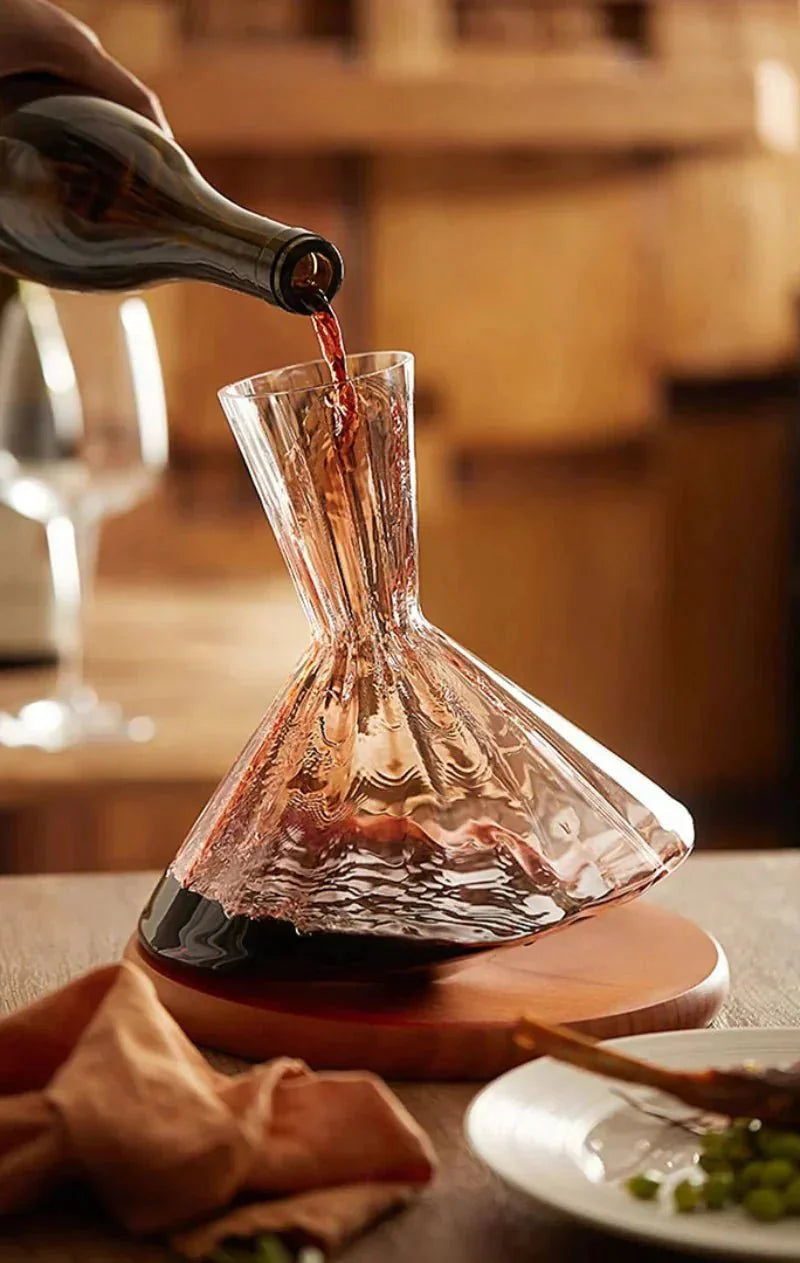 Rotierende Weinkaraffe aus Glas mit Holzfuß zum Belüften von Rotwein | Restfield