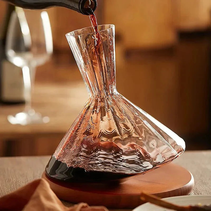 Rotierende Weinkaraffe aus Glas mit Holzfuß zum Belüften von Rotwein | Restfield