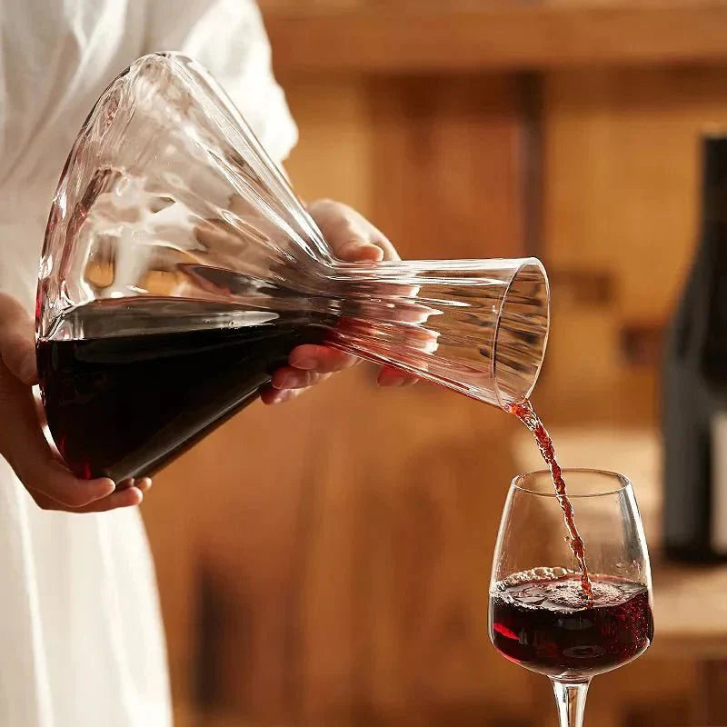 Rotierende Weinkaraffe aus Glas mit Holzfuß zum Belüften von Rotwein | Restfield