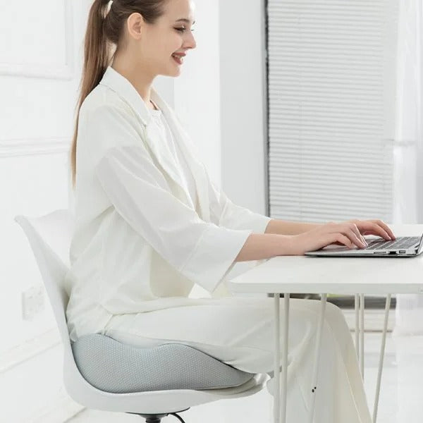 Coussin d’assise ergonomique en mousse à mémoire de forme pour soulager les ischions, soutenir le dos et améliorer le confort au bureau, en voiture et sur une chaise | Sansoti