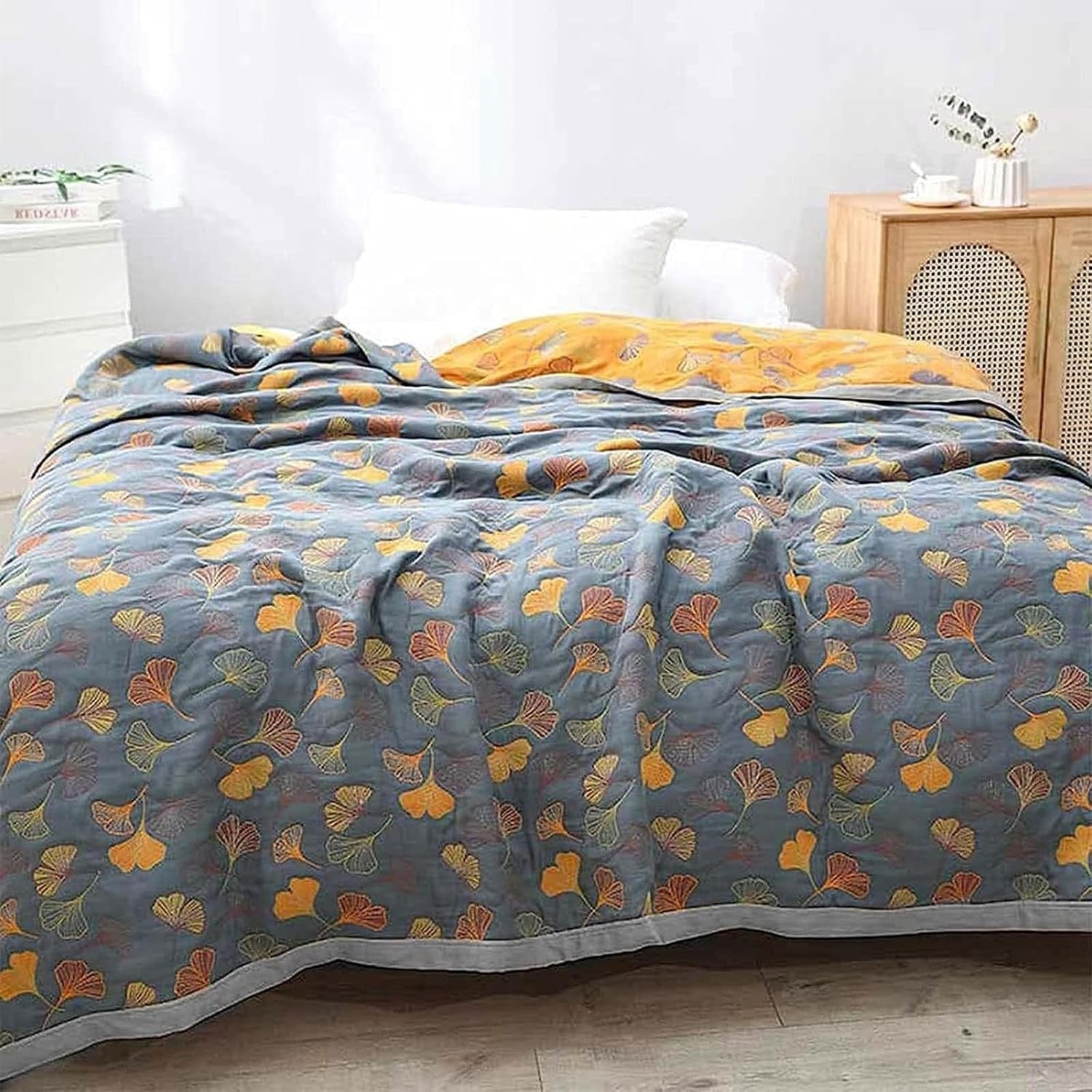 Ginkgo Bladeren Plaid – Omkeerbaar Gewatteerd Decoratiedeken met Botanisch Bladerprint in Geel en Blauw voor Bank, Bed of Picknick | Sansoti