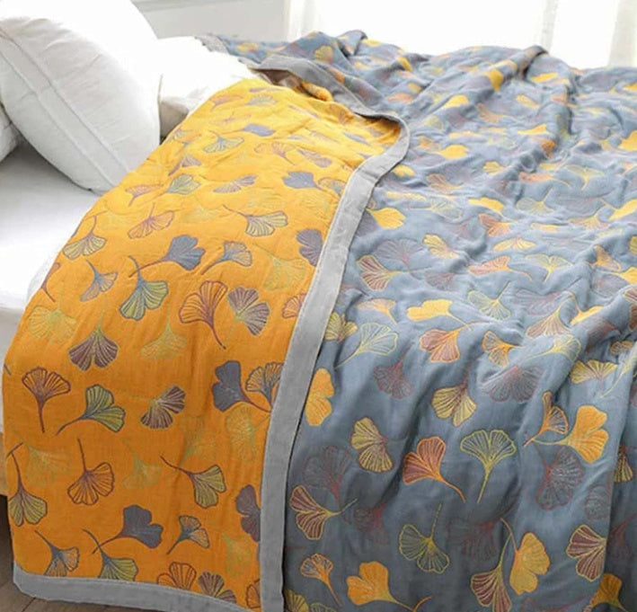 Ginkgo Bladeren Plaid – Omkeerbaar Gewatteerd Decoratiedeken met Botanisch Bladerprint in Geel en Blauw voor Bank, Bed of Picknick | Sansoti
