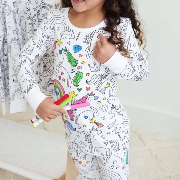 Ausmalbarer Kinderpyjama mit Textilstiften – Kreativ schlafen und zeichnen für Kleinkinder und Schulkinder | Sansoti