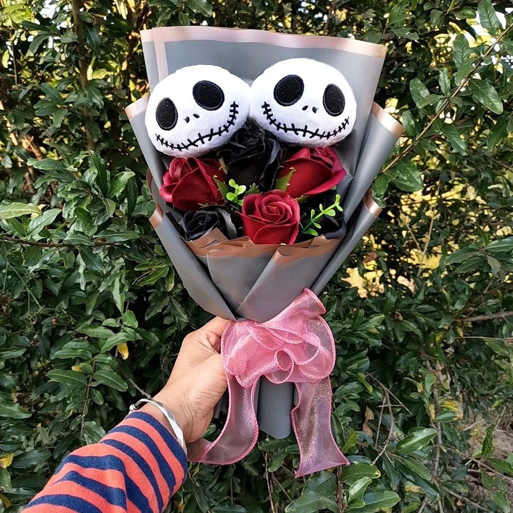 Gotycka dekoracyjna kompozycja z bukietem pluszowych lalek na Halloween, ręcznie wykonany wystrój imprezowy z figurkami przytulanek | Sansoti