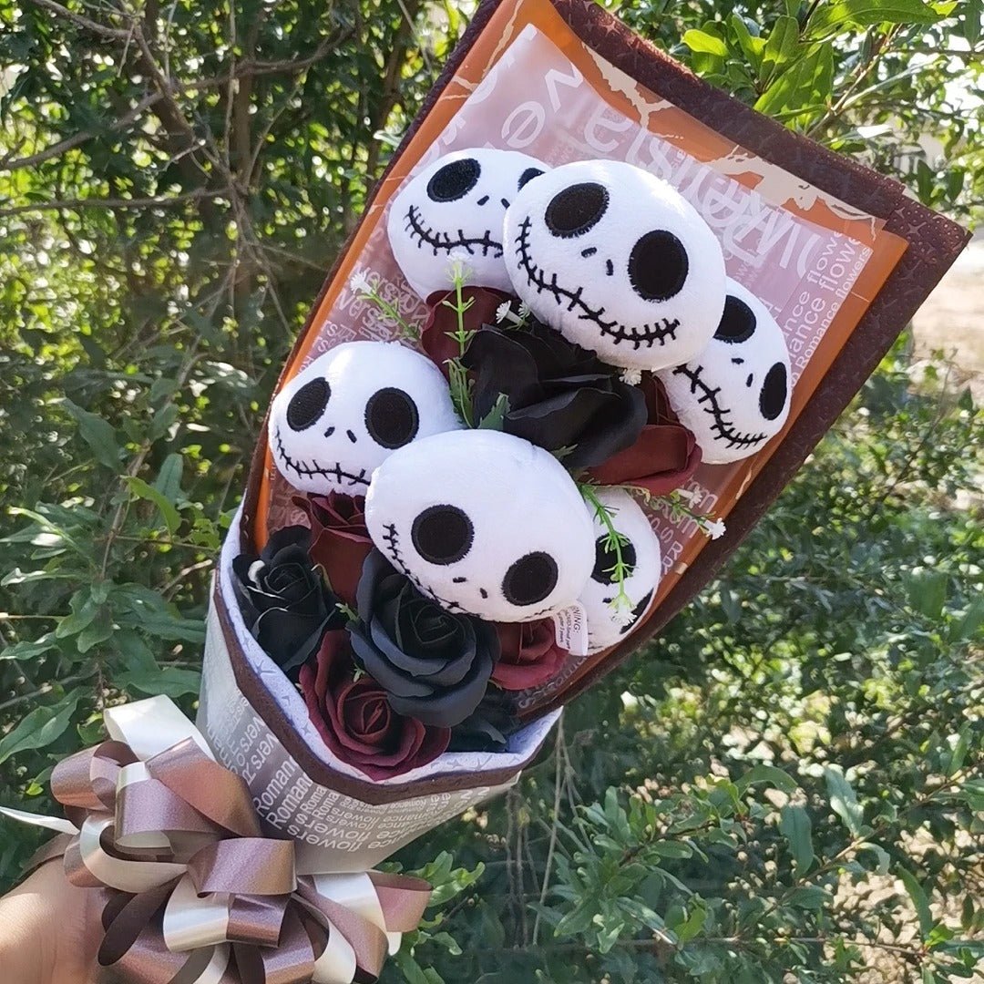 Gotycka dekoracyjna kompozycja z bukietem pluszowych lalek na Halloween, ręcznie wykonany wystrój imprezowy z figurkami przytulanek | Sansoti