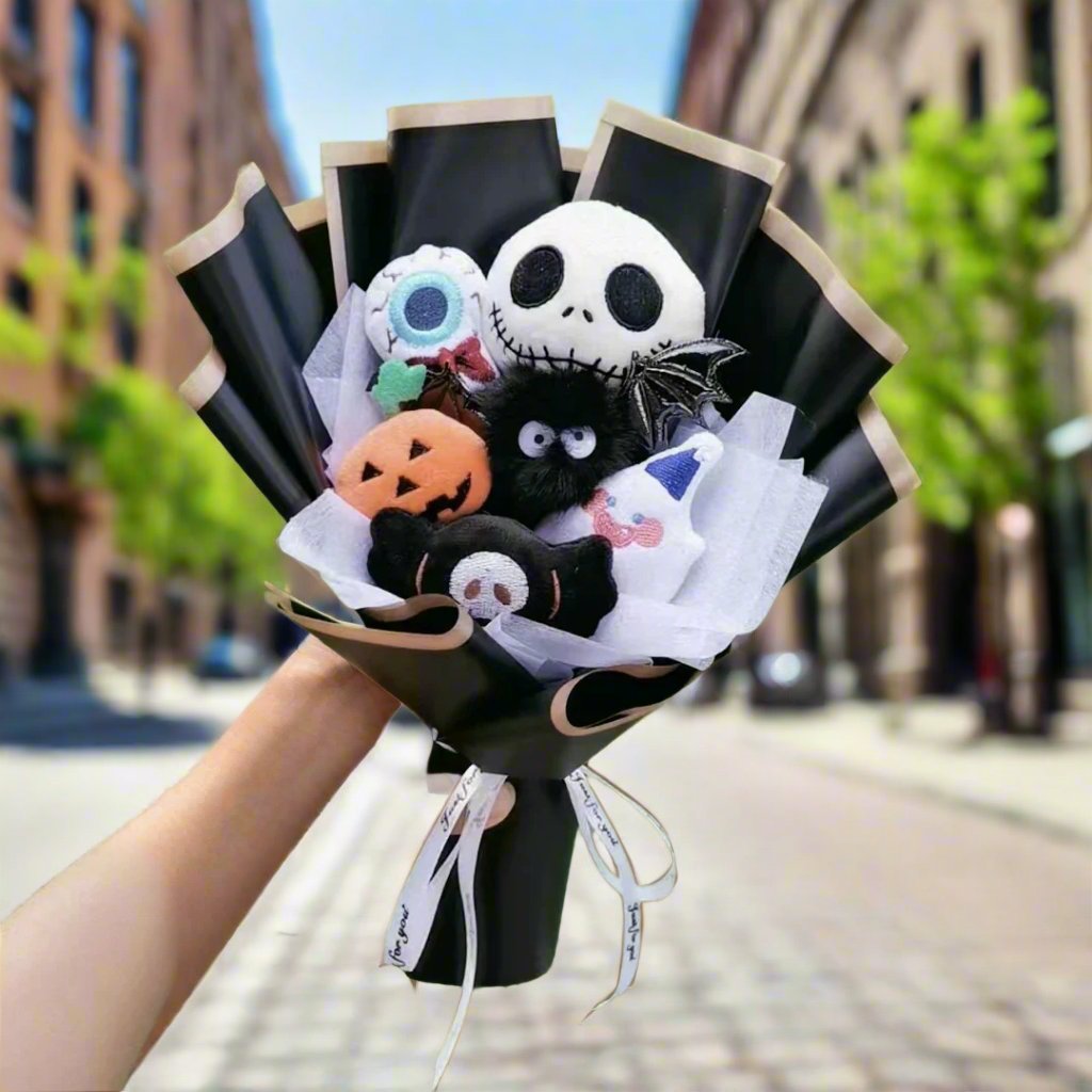 Gotycka dekoracyjna kompozycja z bukietem pluszowych lalek na Halloween, ręcznie wykonany wystrój imprezowy z figurkami przytulanek | Sansoti