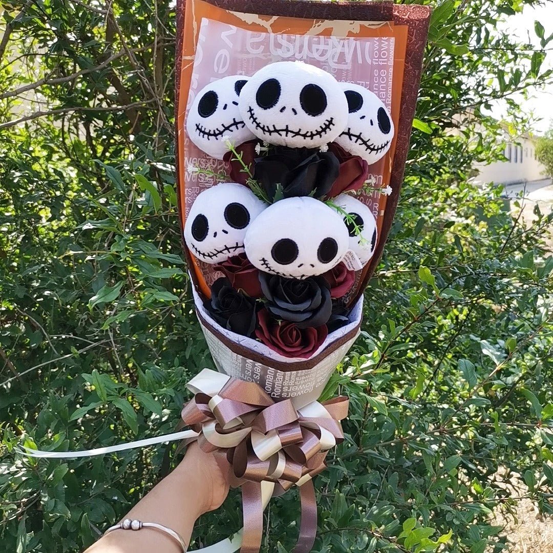 Gotycka dekoracyjna kompozycja z bukietem pluszowych lalek na Halloween, ręcznie wykonany wystrój imprezowy z figurkami przytulanek | Sansoti