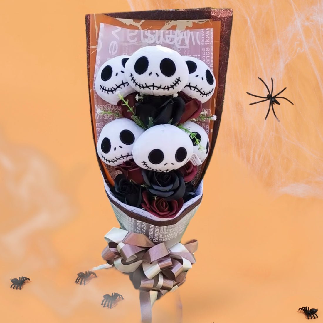Gotycka dekoracyjna kompozycja z bukietem pluszowych lalek na Halloween, ręcznie wykonany wystrój imprezowy z figurkami przytulanek | Sansoti