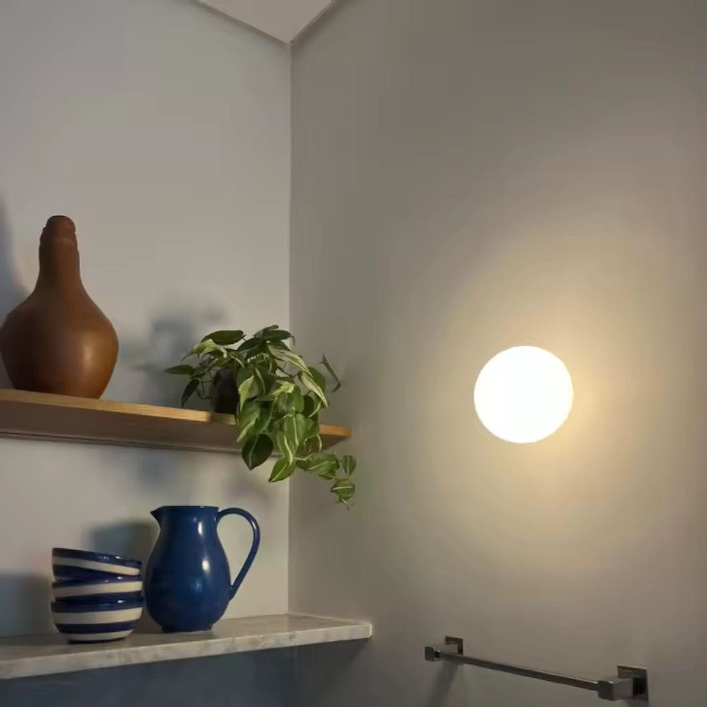Kinkiet kula z matowego szkła, G9 LED, biały, 12–18 cm, unoszący się design, nowoczesne oświetlenie do przedpokoju, łazienki, sypialni i salonu | Sansoti