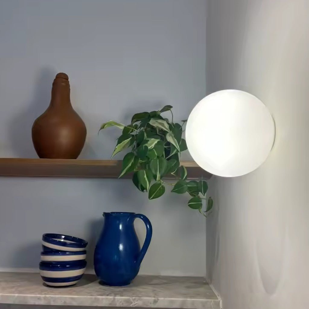Kinkiet kula z matowego szkła, G9 LED, biały, 12–18 cm, unoszący się design, nowoczesne oświetlenie do przedpokoju, łazienki, sypialni i salonu | Sansoti