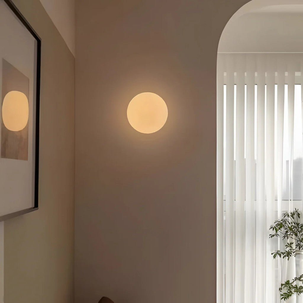 Kinkiet kula z matowego szkła, G9 LED, biały, 12–18 cm, unoszący się design, nowoczesne oświetlenie do przedpokoju, łazienki, sypialni i salonu | Sansoti