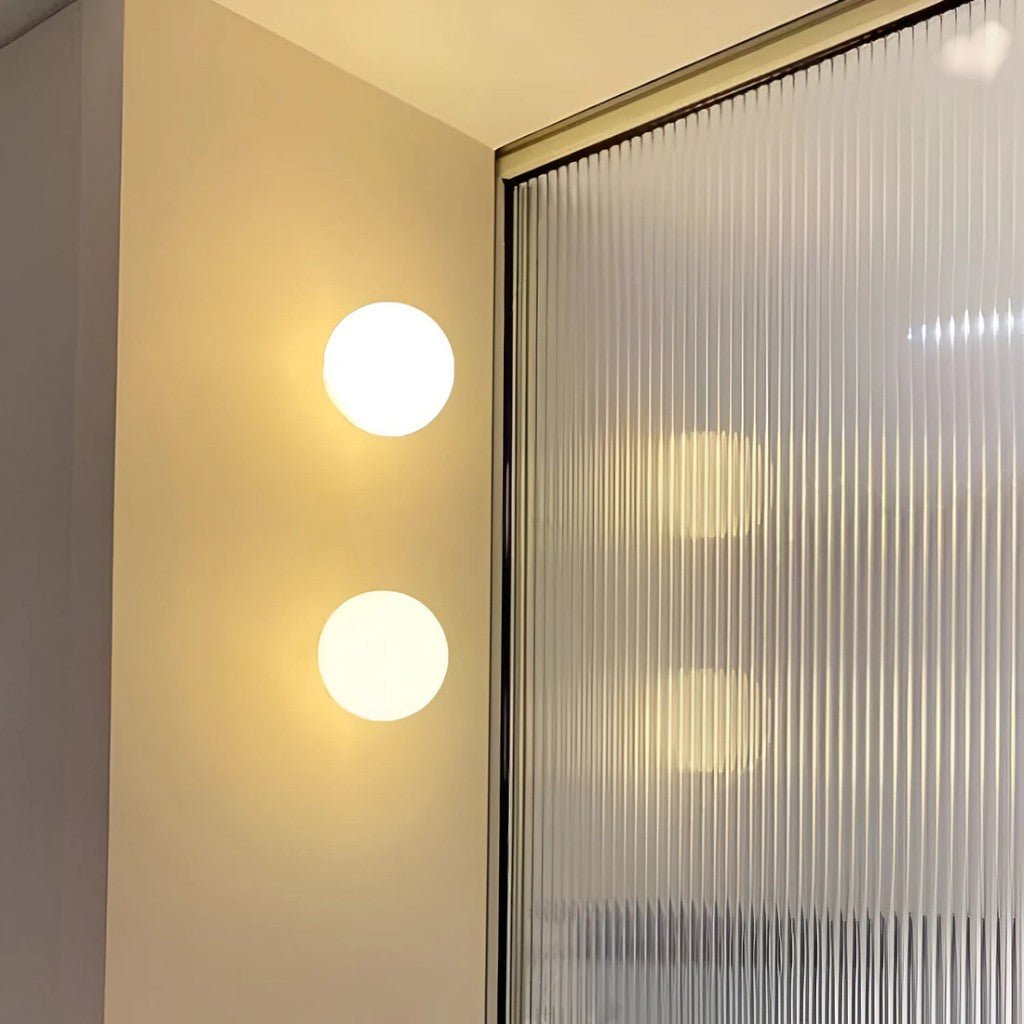Kinkiet kula z matowego szkła, G9 LED, biały, 12–18 cm, unoszący się design, nowoczesne oświetlenie do przedpokoju, łazienki, sypialni i salonu | Sansoti