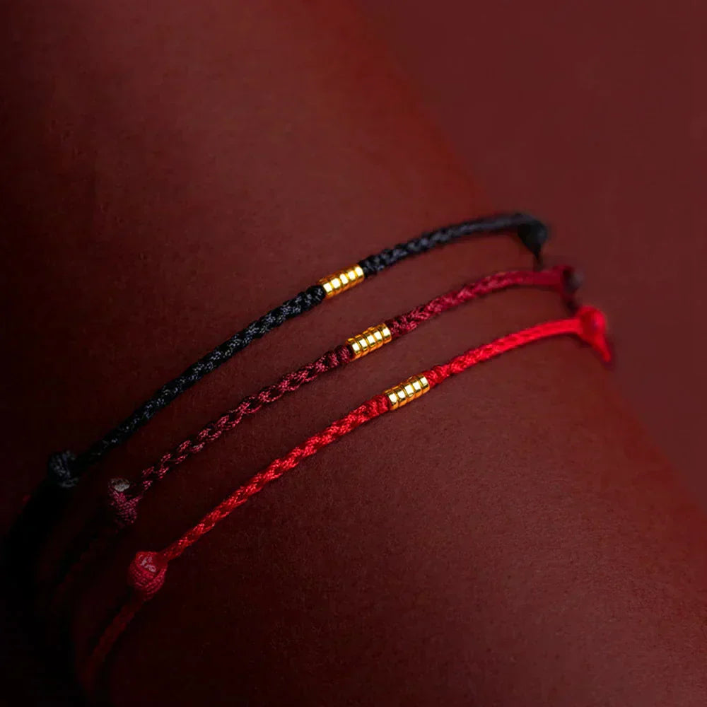 Gevlochten Kralenarmband met Beschermingsbedel – Rood Touw met Gouden Accenten – Verstelbaar Geluksarmbandje | Sansoti