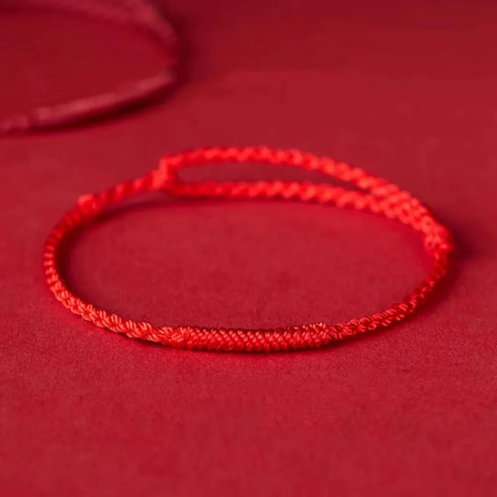 Gevlochten Kralenarmband met Beschermingsbedel – Rood Touw met Gouden Accenten – Verstelbaar Geluksarmbandje | Sansoti