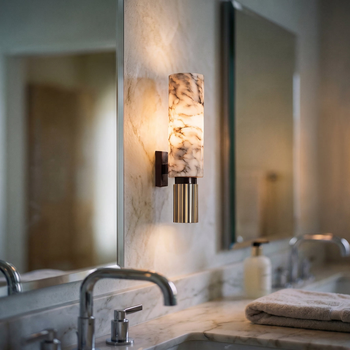 Lampa ścienna z marmuru i miedzi, pionowa, ciepłe białe światło 3000K, nastrojowa, do salonu, sypialni i korytarza, unikatowy design | Sansoti