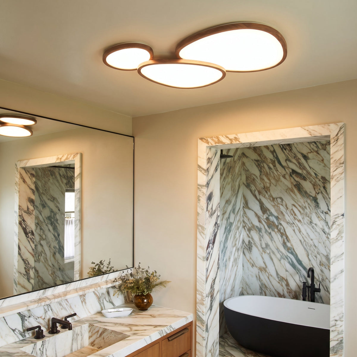 Plafonnier LED en bois foncé, design ultra-plat, lumière blanc chaud, salon, entrée, chambre, style scandinave moderne | Sansoti