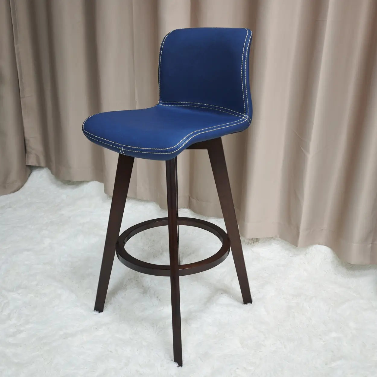 Tabouret de Bar Pivotant en Cuir avec Dossier et Pieds en Bois – Chaise de Bar Moderne Pivotante à 360° pour Îlot de Cuisine et Bar à Domicile | Restfield