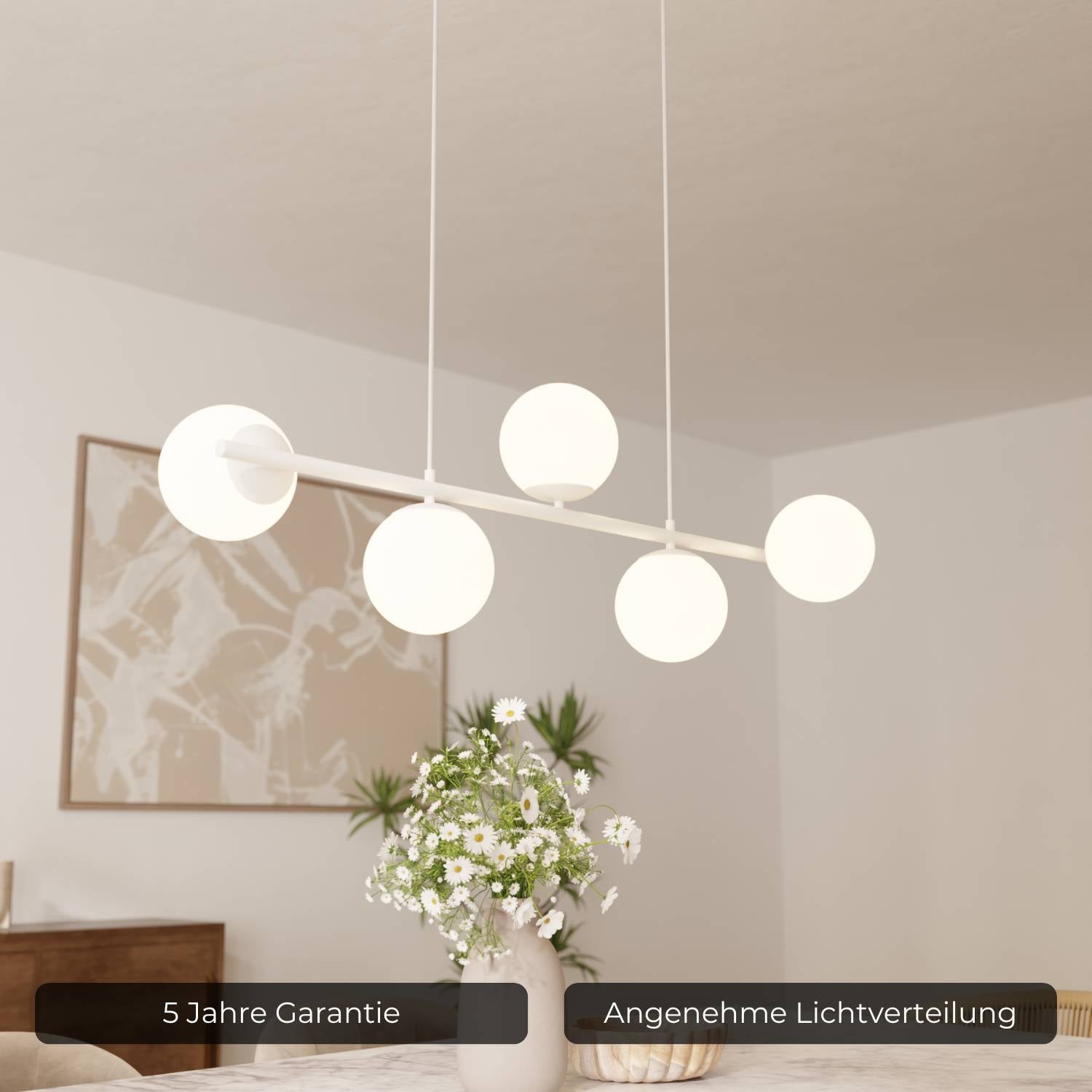 Suspension design moderne avec 5 globes en verre opalin au-dessus de la table à manger – Eloria