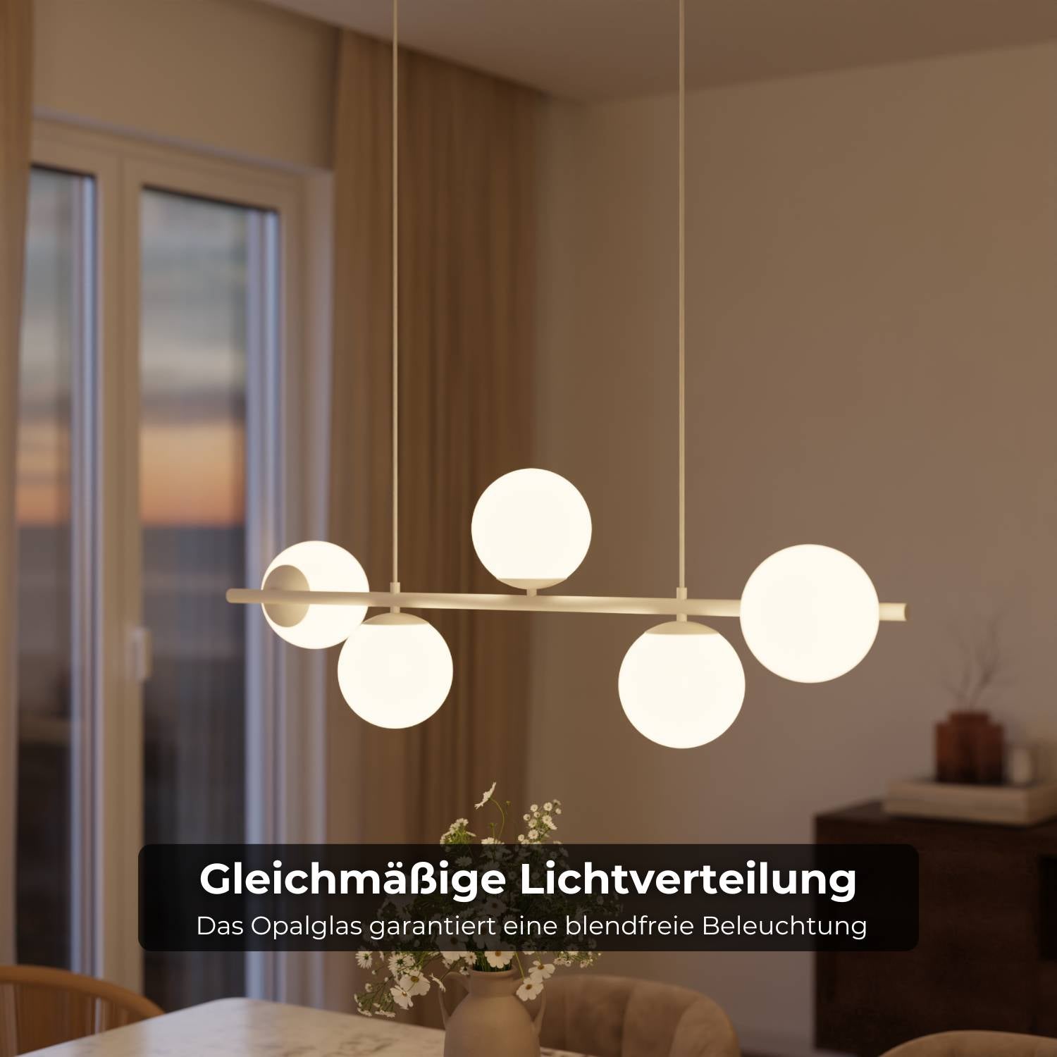 Suspension design moderne avec 5 globes en verre opalin au-dessus de la table à manger – Eloria