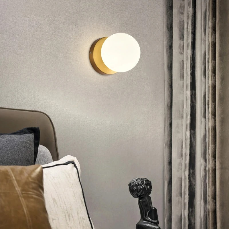 Wandlampe mit Glaskugel, Metall, Gold, Schwarz, warmes Licht, Schlafzimmer, Flur, Wohnzimmer, skandinavisches Design, stimmungsvolle Beleuchtung | Sansoti