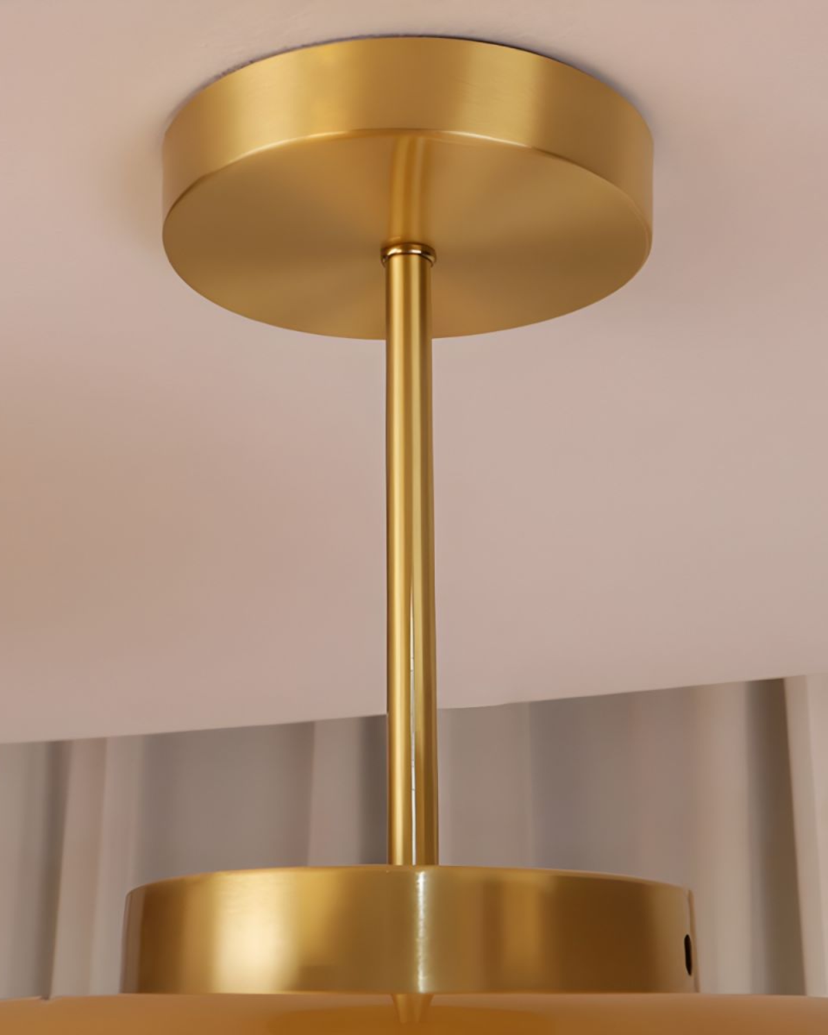 Moderne Deckenleuchte mit goldenem Rahmen und Glasschirm in Amber oder Weiß 3000K warmes Licht | Restfield