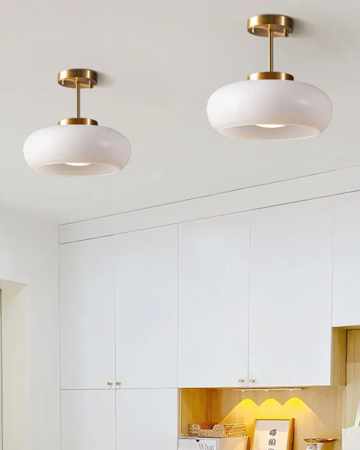 Moderne Deckenleuchte mit goldenem Rahmen und Glasschirm in Amber oder Weiß 3000K warmes Licht | Restfield