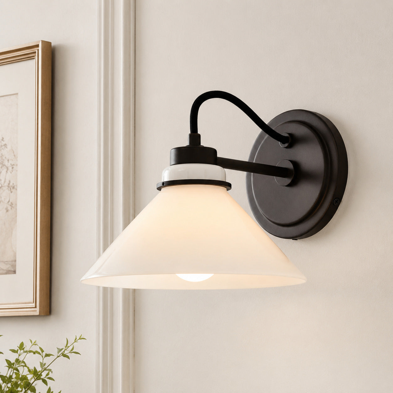 Globe Wandlamp met Gebogen Arm – Moderne Industriële Verlichting voor Badkamer, Slaapkamer en Gang | Sansoti