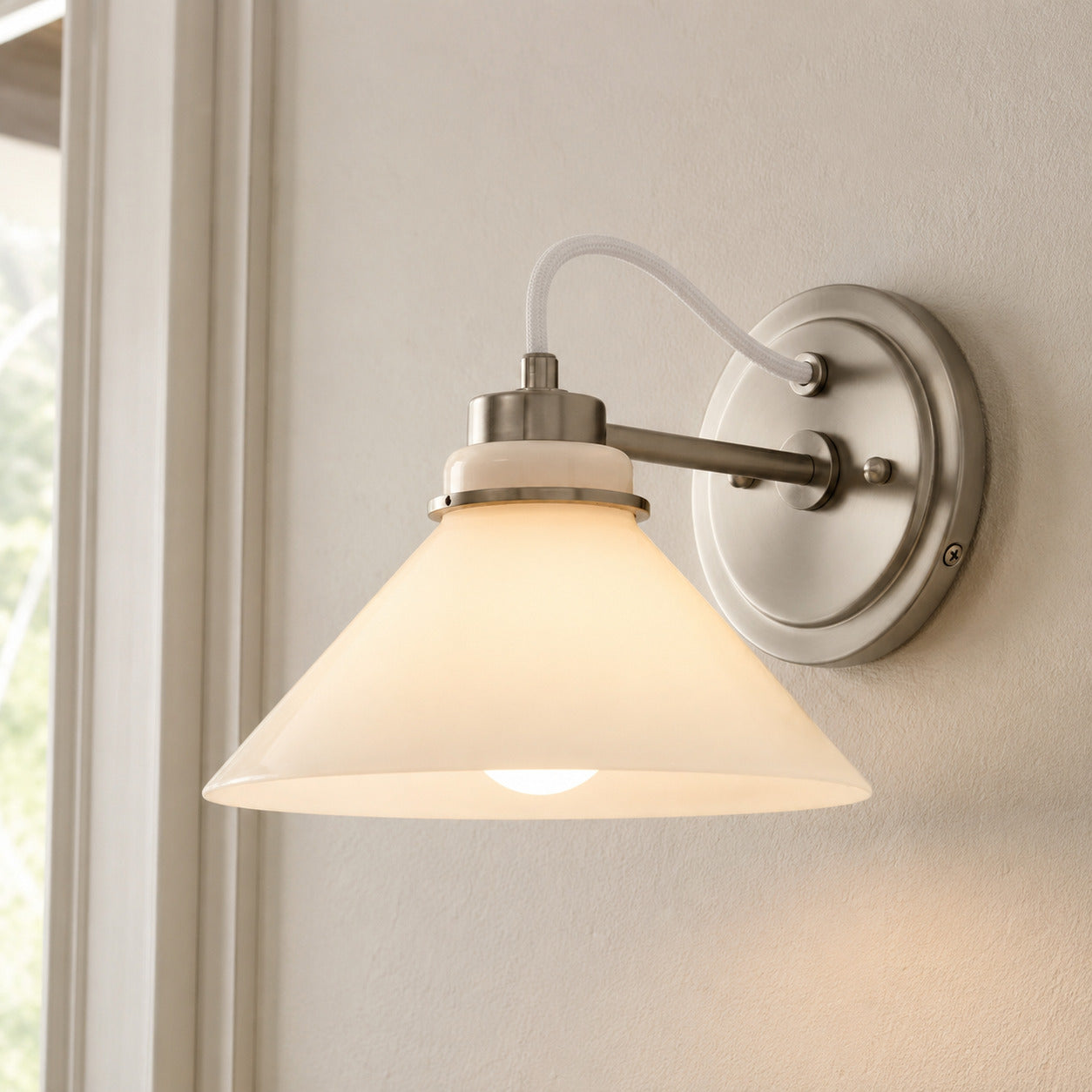 Globe Wandlamp met Gebogen Arm – Moderne Industriële Verlichting voor Badkamer, Slaapkamer en Gang | Sansoti