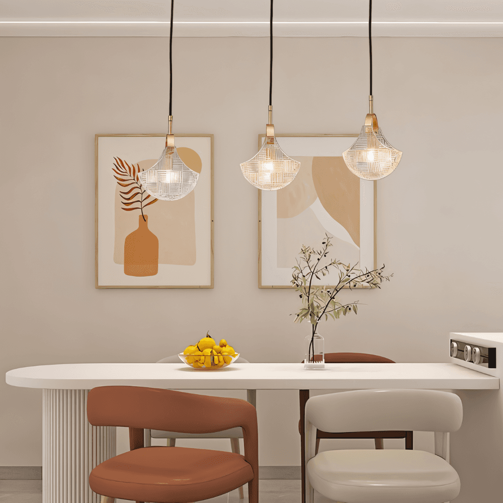 Sculpturale Hanglamp Met Drie Glazen Kappen En Warm Sfeervol Licht | Sansoti
