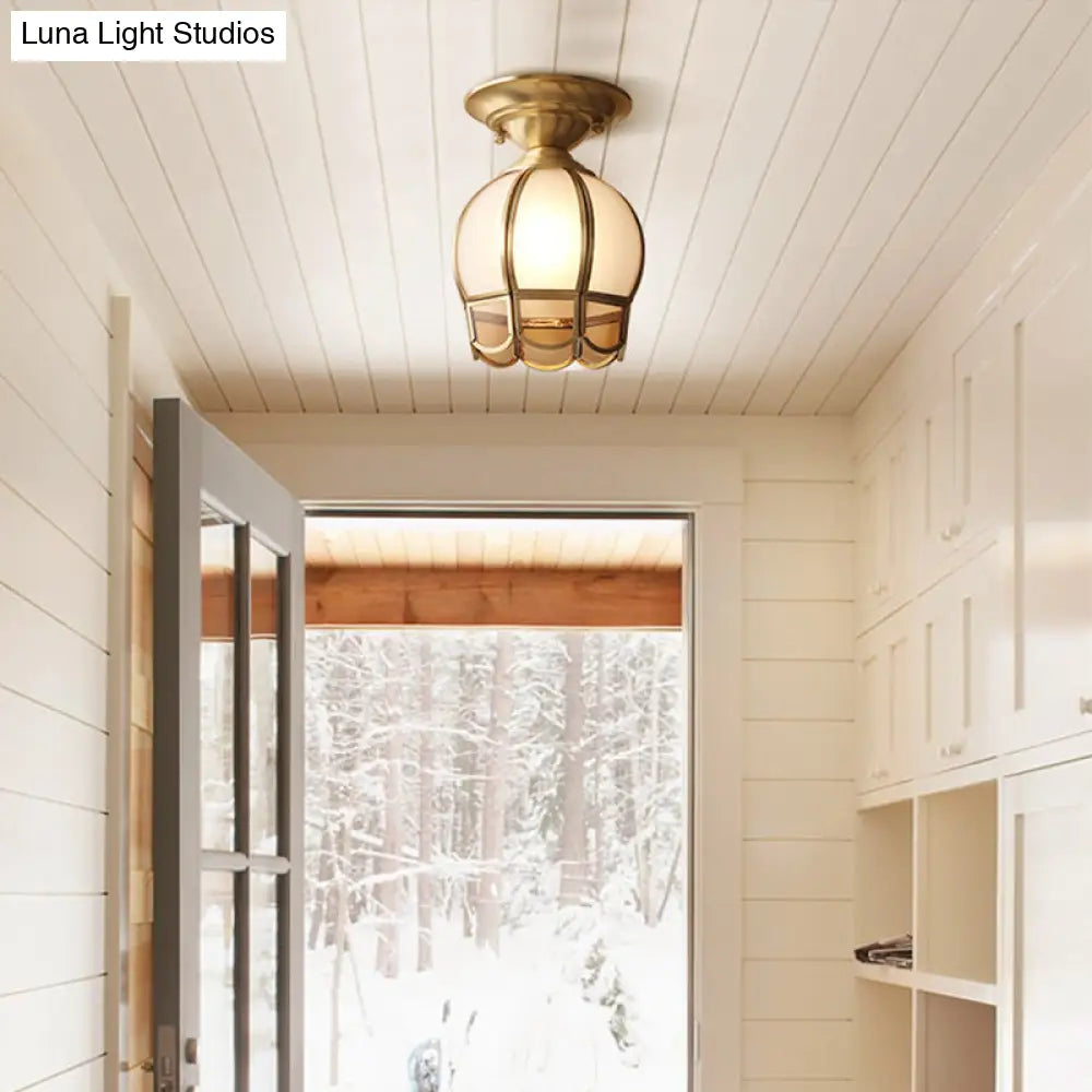 Minimalistisch Messing Plafondlamp met Geschulpte Metalen Kap – Compacte Halfsemi Plafondverlichting voor Hal en Slaapkamer | Sansoti