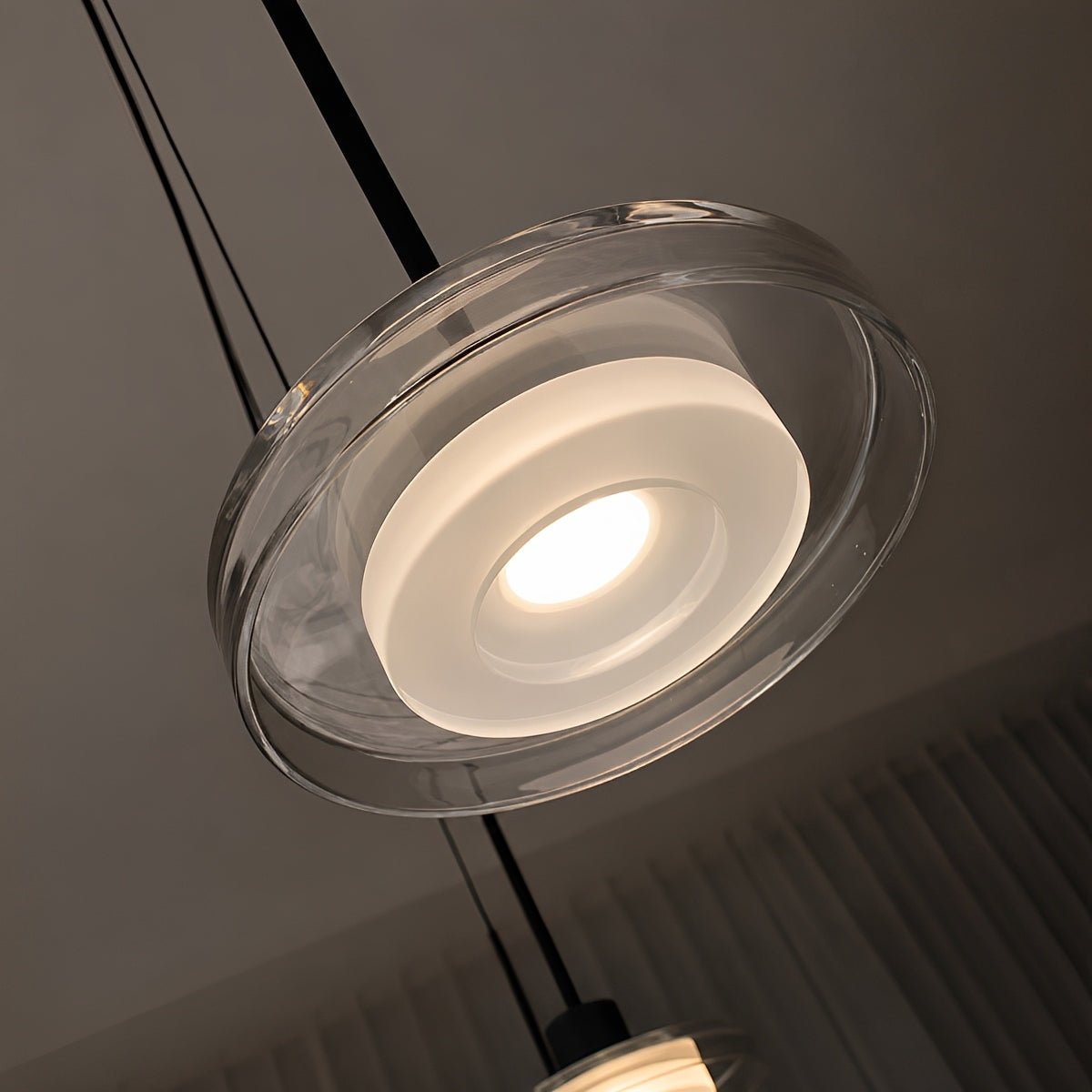 Szklana lampa wisząca o minimalistycznym designie, regulowanej wysokości i aluminiowej konstrukcji, oświetlenie LED do jadalni i salonu | Sansoti