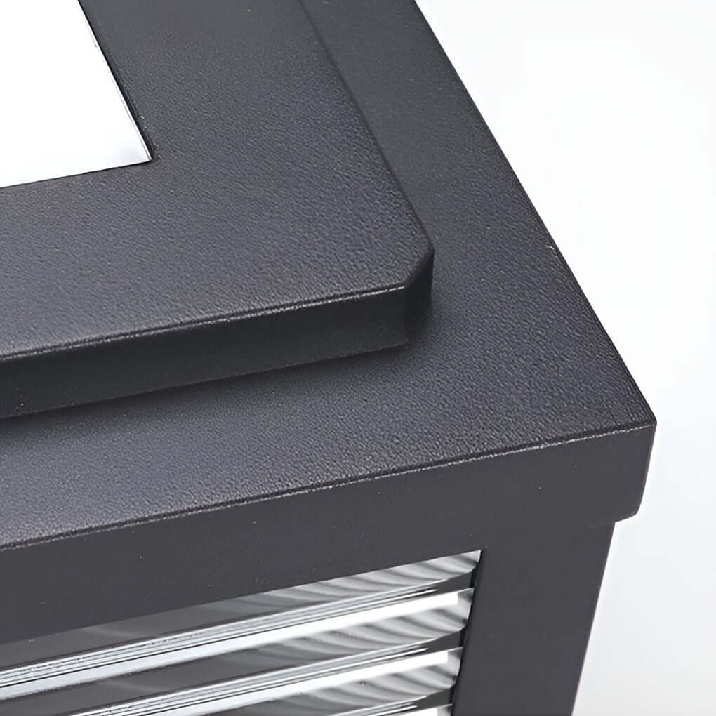 Quadratische Außen-Sockellampe mit geriffeltem Glas und Aluminiumgehäuse für Gartenweg und Einfahrt | Restfield