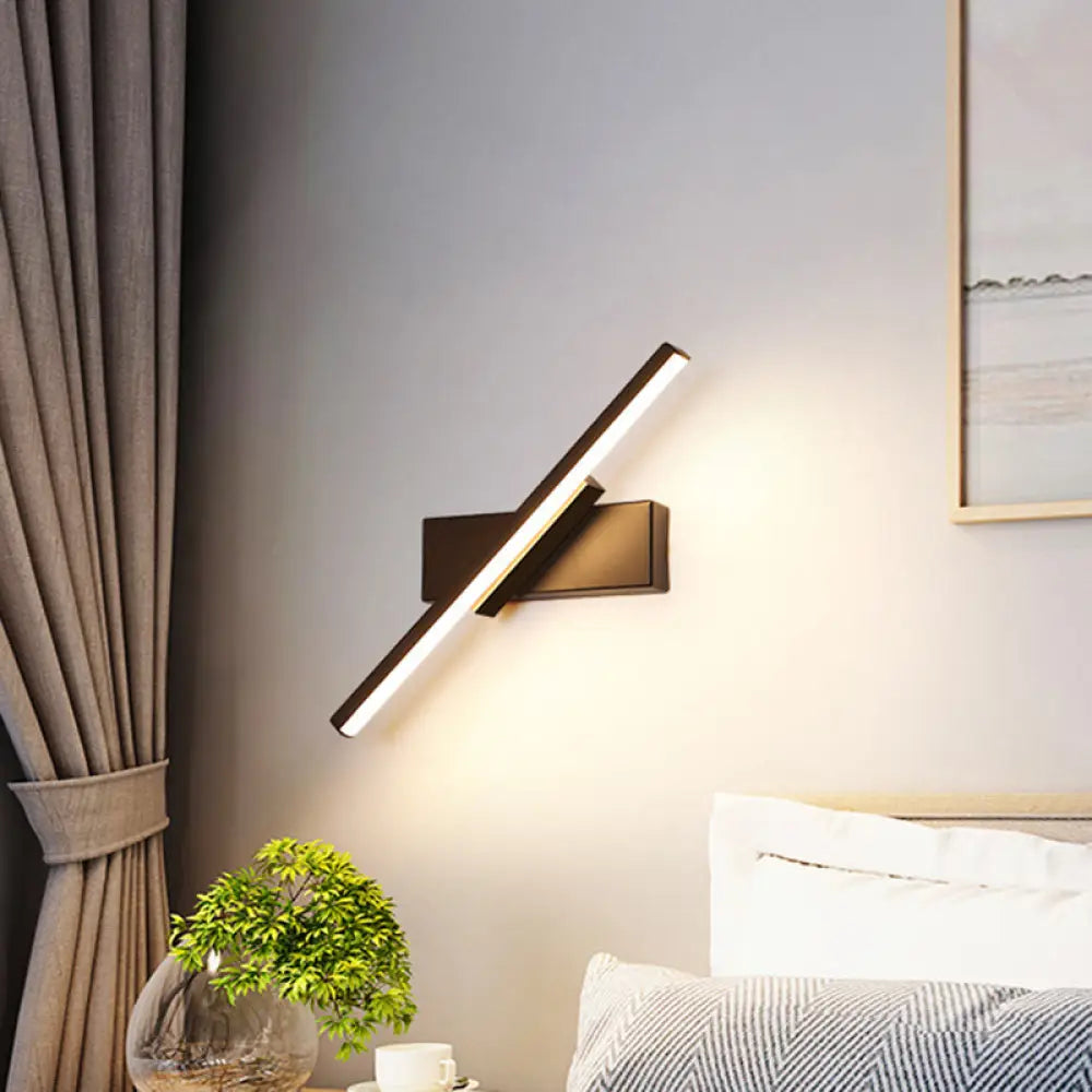 Lineare LED-Wandleuchte mit Acryl-Lichtstreifen für moderne Innenräume, Schwarz oder Weiß, stimmungsvolles Lichtdesign | Sansoti