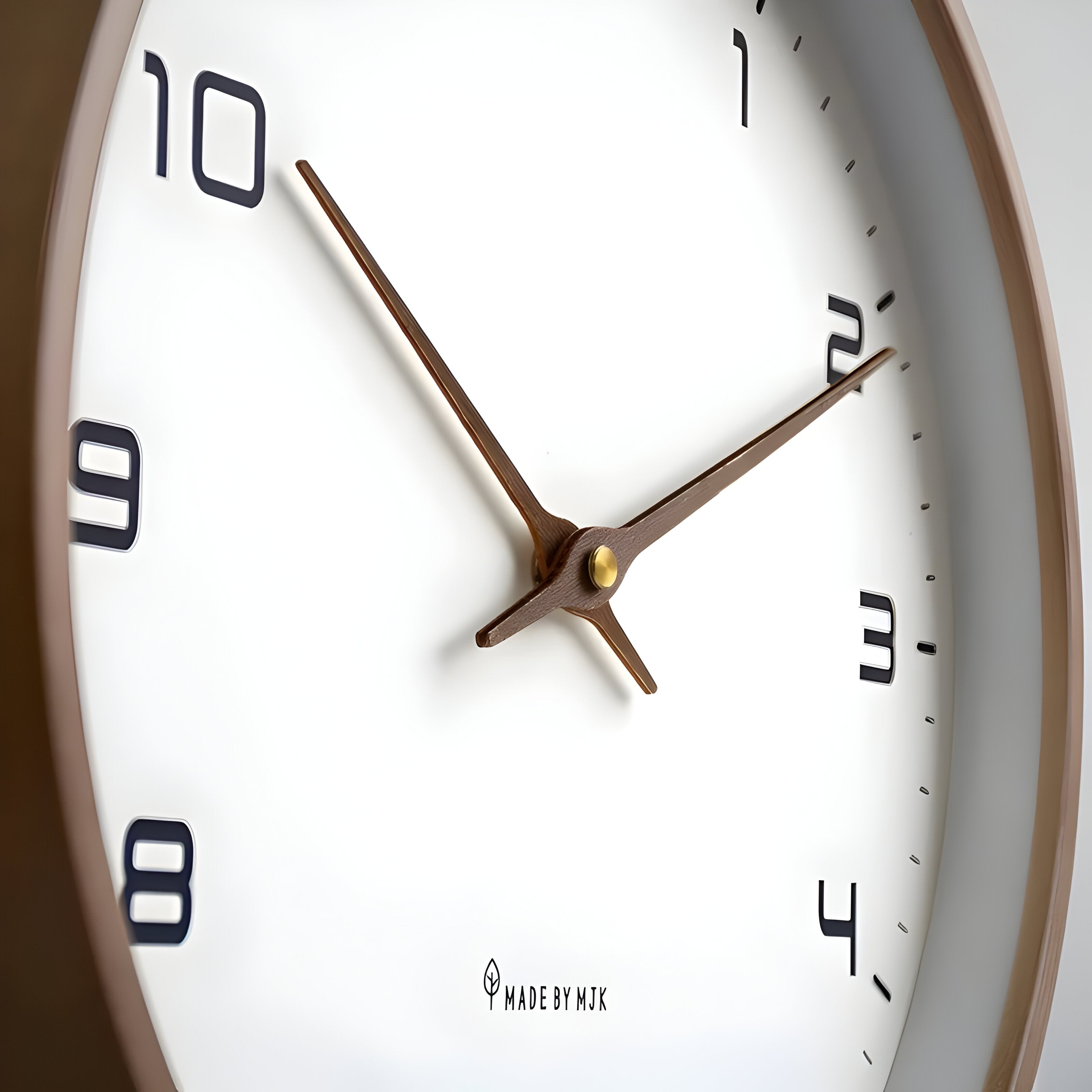 Horloge murale ronde moderne en bois avec mouvement silencieux pour salon, cuisine et chambre | Restfield
