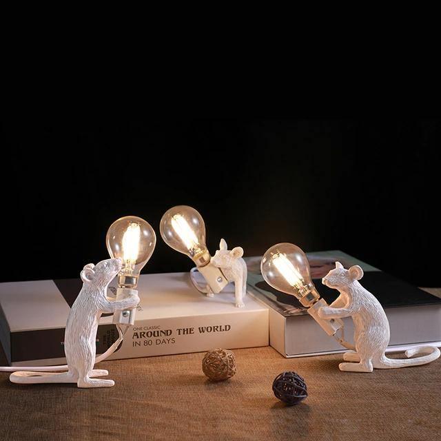 Lampe de table Souris avec éclairage LED, sculpture décorative en résine pour salon, chambre et table de chevet, or et blanc | Sansoti