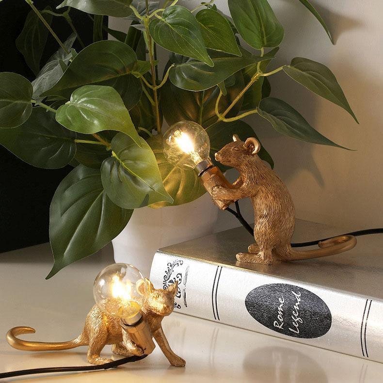 Lampe de table Souris avec éclairage LED, sculpture décorative en résine pour salon, chambre et table de chevet, or et blanc | Sansoti