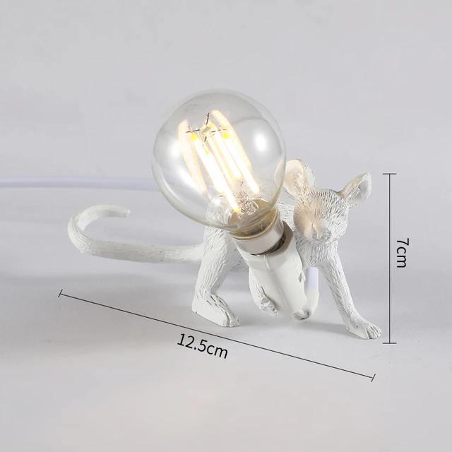Lampe de table Souris avec éclairage LED, sculpture décorative en résine pour salon, chambre et table de chevet, or et blanc | Sansoti